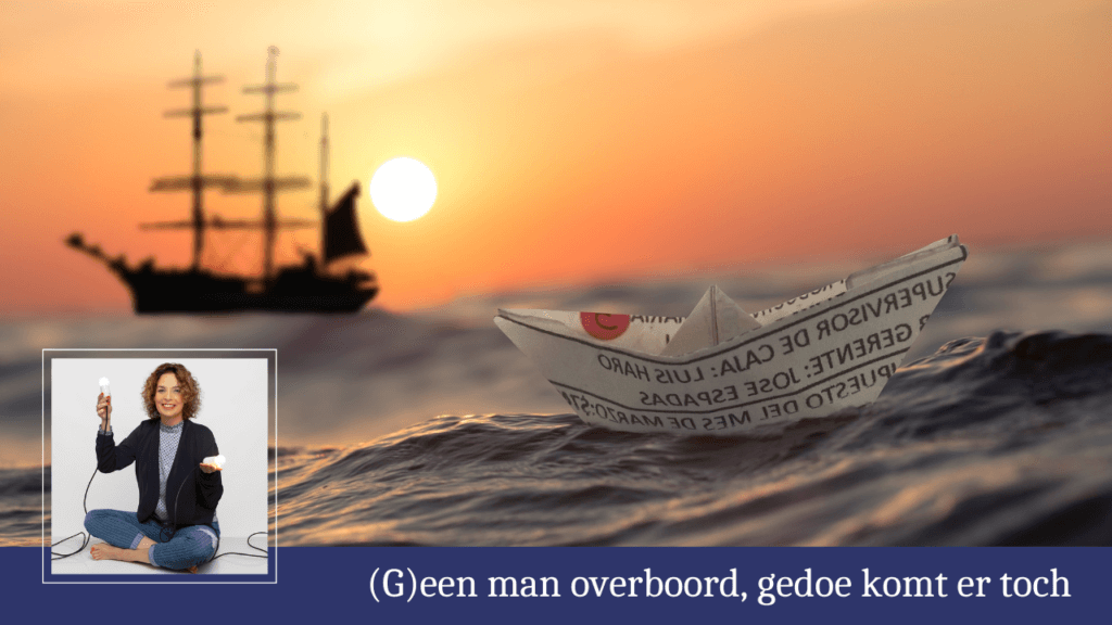 transitieprocessen een zeilschip en papieren bootje