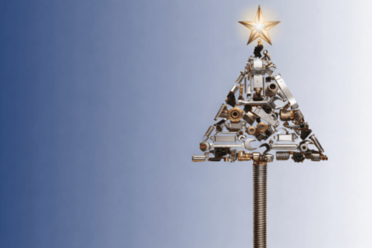 Kerstboom gemaakt van metalen onderdelen met een ster bovenop, tegen een blauw verloop; symbool voor groot onderhoud en herijking.