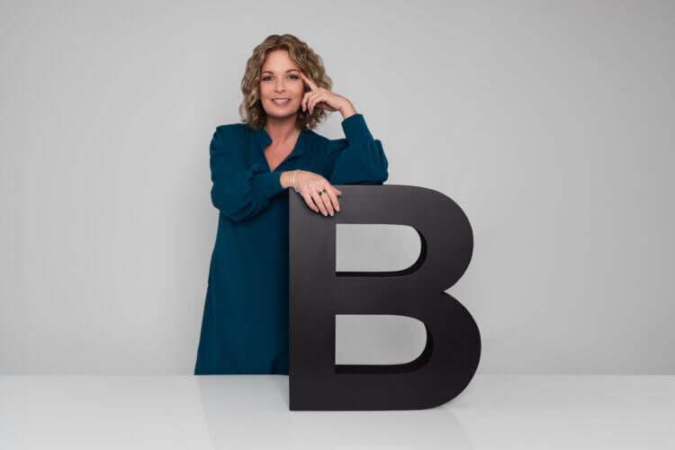 Claudia Bouwens bij de letter B voor Bewegen. Van plan naar praktijk bij organisatiegroei verandertrajecten, teamontwikkeling en inspiratiesessies.