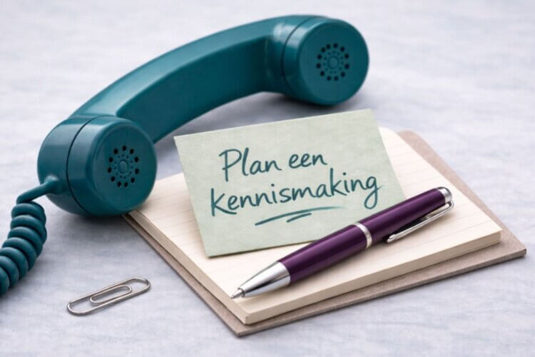 Telefoonhoorn met notitieboek, pen en kaartje met de tekst Plan een kennismaking