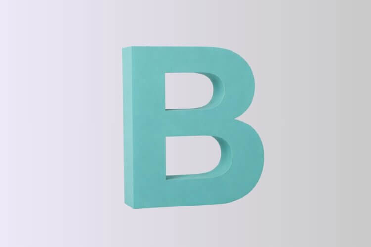 Mintgroene letter B op lichte achtergrond als visueel symbool bij gesprekstraining voor beoordelings- en functioneringsgesprekken.