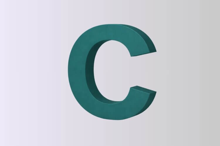 Donkergroene letter C op lichte achtergrond als visueel symbool bij gesprekstraining voor confronterende gesprekken.