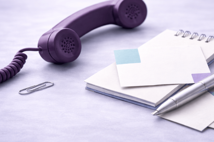 telefoon op minimalistische werktafel als symbool voor live bellen tijdens de Claudia Belt inspiratiesessie