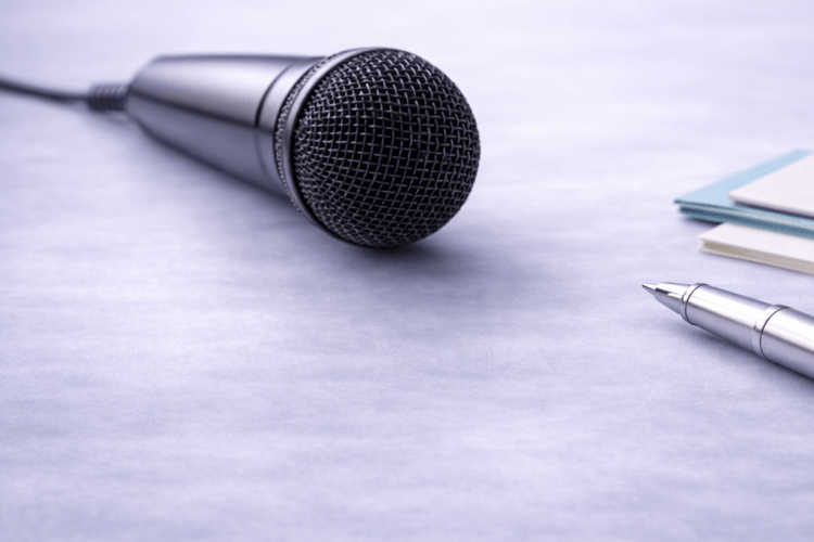 Microfoon op minimalistische werktafel als symbool voor leiderschap, zichtbaarheid en regie nemen