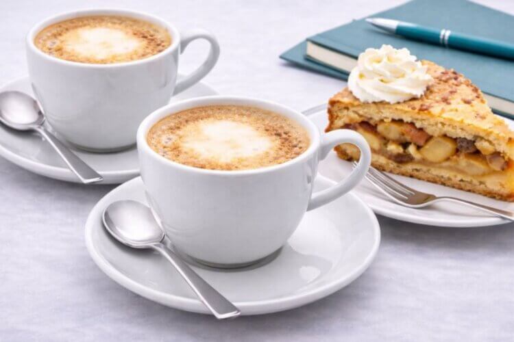 Twee cappuccino’s met appeltaart en notitieboek op tafel, beeld voor een persoonlijke kennismaking