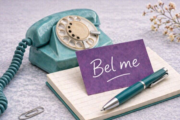 Vintage telefoon met kaartje bel me als uitnodiging voor contact over gesprekstraining