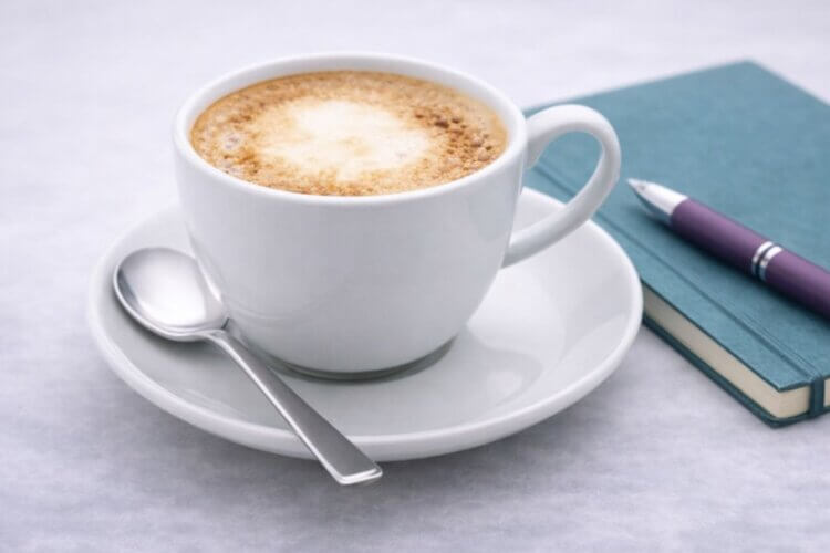 koffie en notitieboek als symbool voor een goed gesprek over organisatiegroei