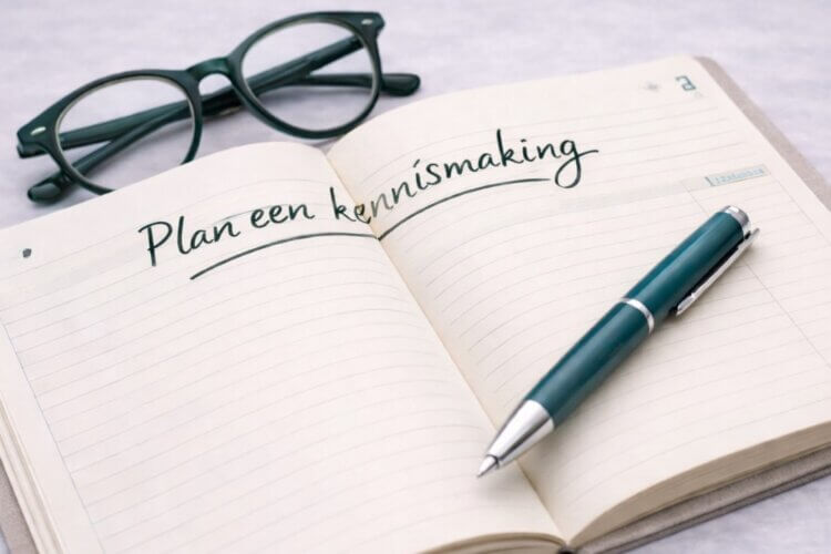 opengeslagen agenda met de tekst plan een kennismaking als uitnodiging voor een gesprek over professionele groei
