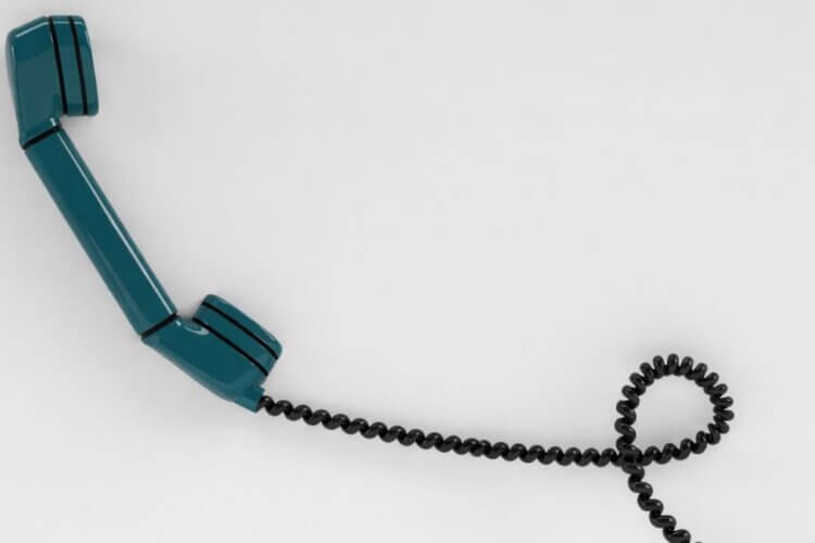 Telefoonhoorn met gekrulde kabel op lichte achtergrond — klantgericht bellen en acquisitiegesprekken