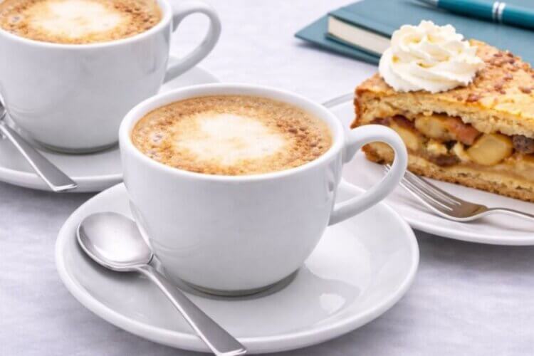 twee kopjes koffie met appeltaart als uitnodiging voor een persoonlijk kennismakingsgesprek met Claudia Bouwens