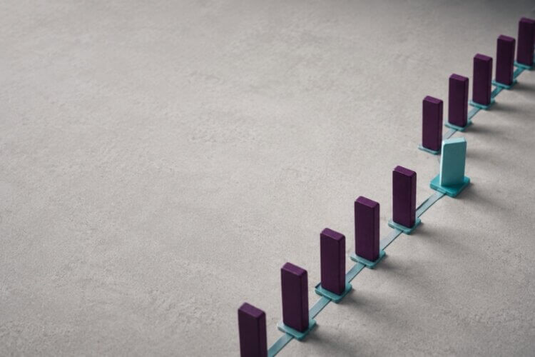 Aubergine procesroute met één teal afwijking als symbool voor een verandertraject dat in de uitvoering van de afgesproken koers afwijkt. Verandertrajecten uitvoeren.